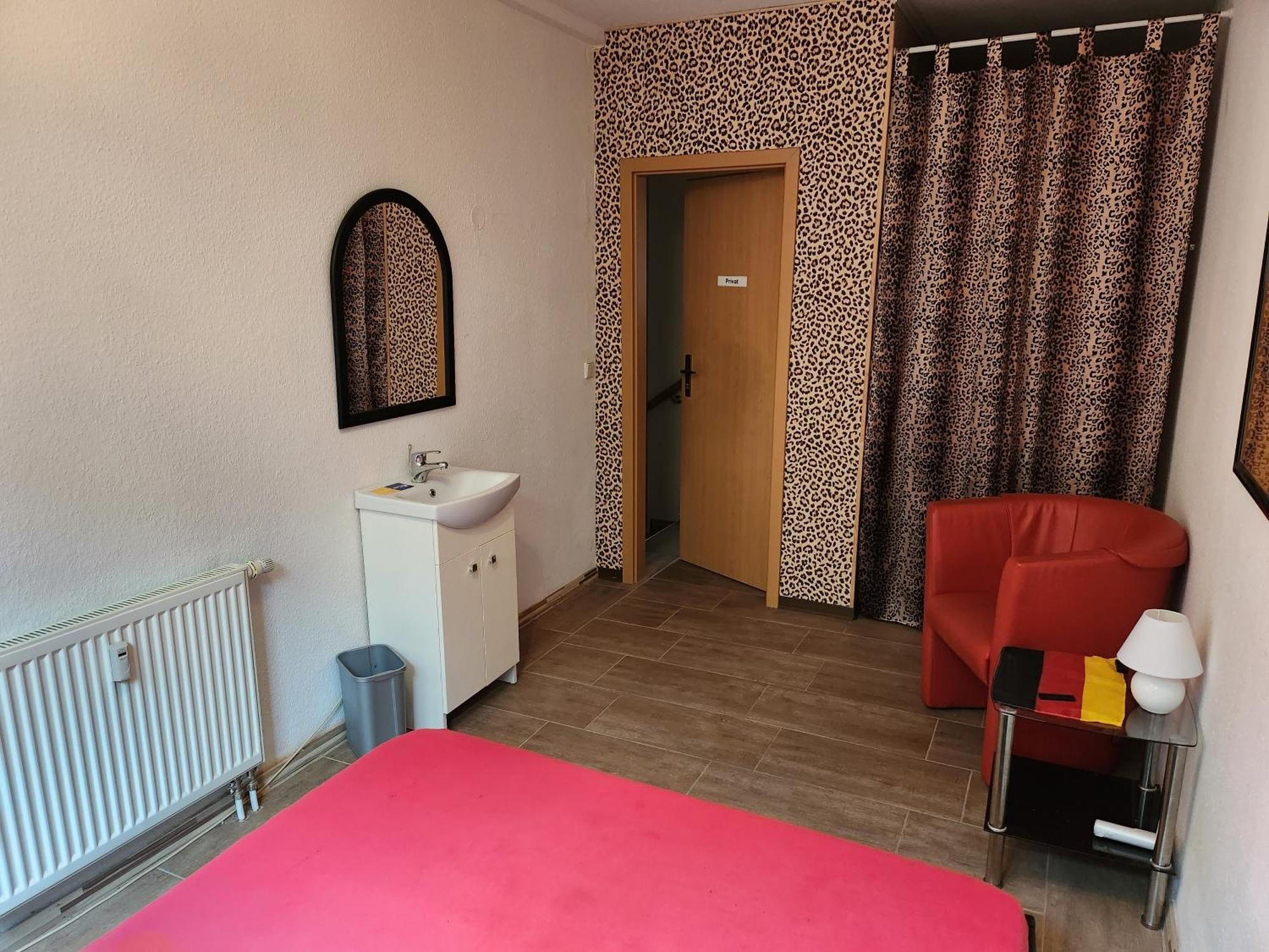 Halle, Top -Preise, 79 Qm Sd Fewo, Eg, Wahlweise Mit 1- 3 Dz, Tv Lounge, Kueche, Bad Wc Einfach Und Gut, Langzeitmieter Vb Preise Halle  Dış mekan fotoğraf