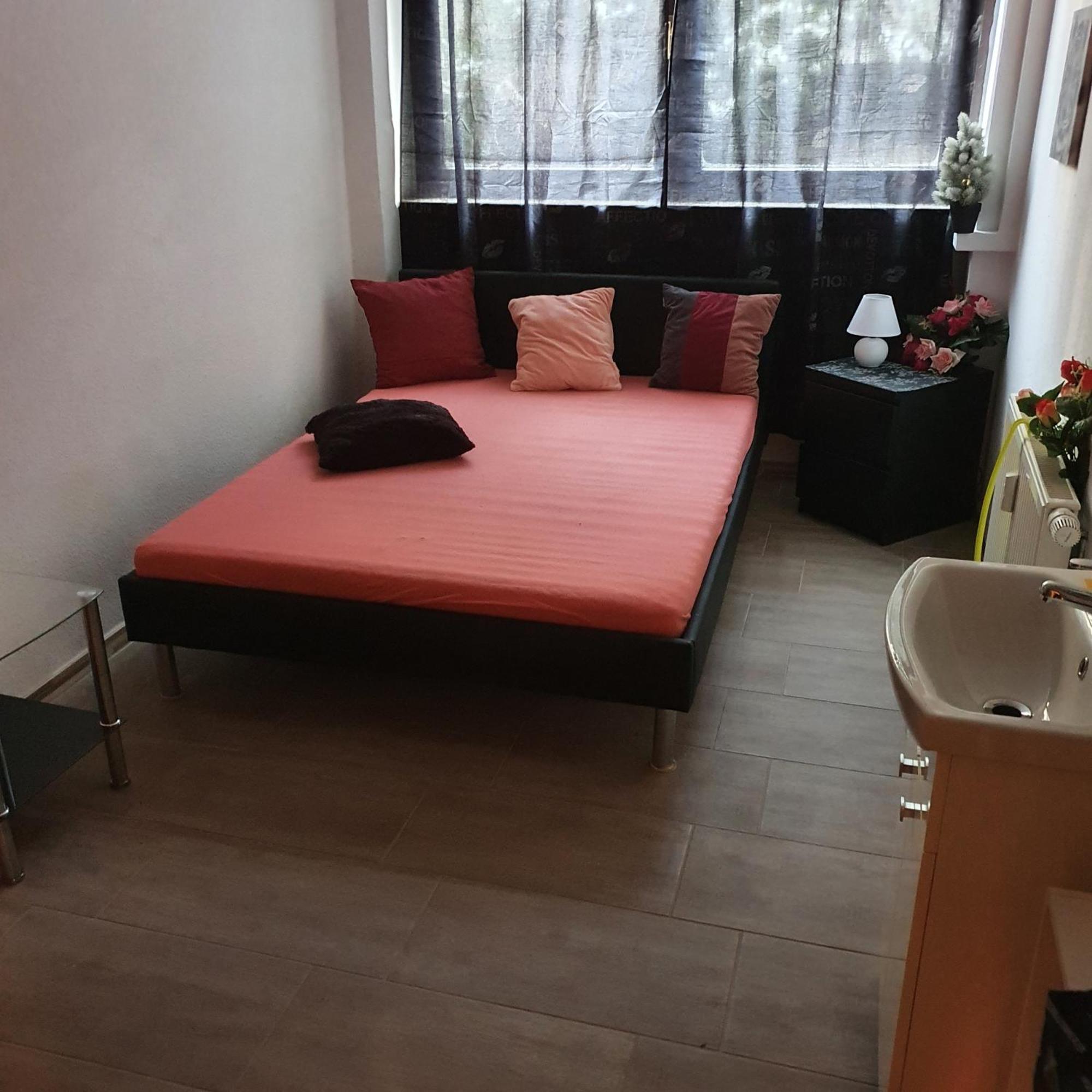 Halle, Top -Preise, 79 Qm Sd Fewo, Eg, Wahlweise Mit 1- 3 Dz, Tv Lounge, Kueche, Bad Wc Einfach Und Gut, Langzeitmieter Vb Preise Halle  Dış mekan fotoğraf